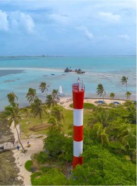 Es el lugar m&aacute;s c&eacute;lebre de la isla, y es que posiblemente s&oacute;lo all&iacute; se puede disfrutar de una arena que se escapa por entre los dedos en un mar que cambia de colores.  Costo adicional
ACUARIO
