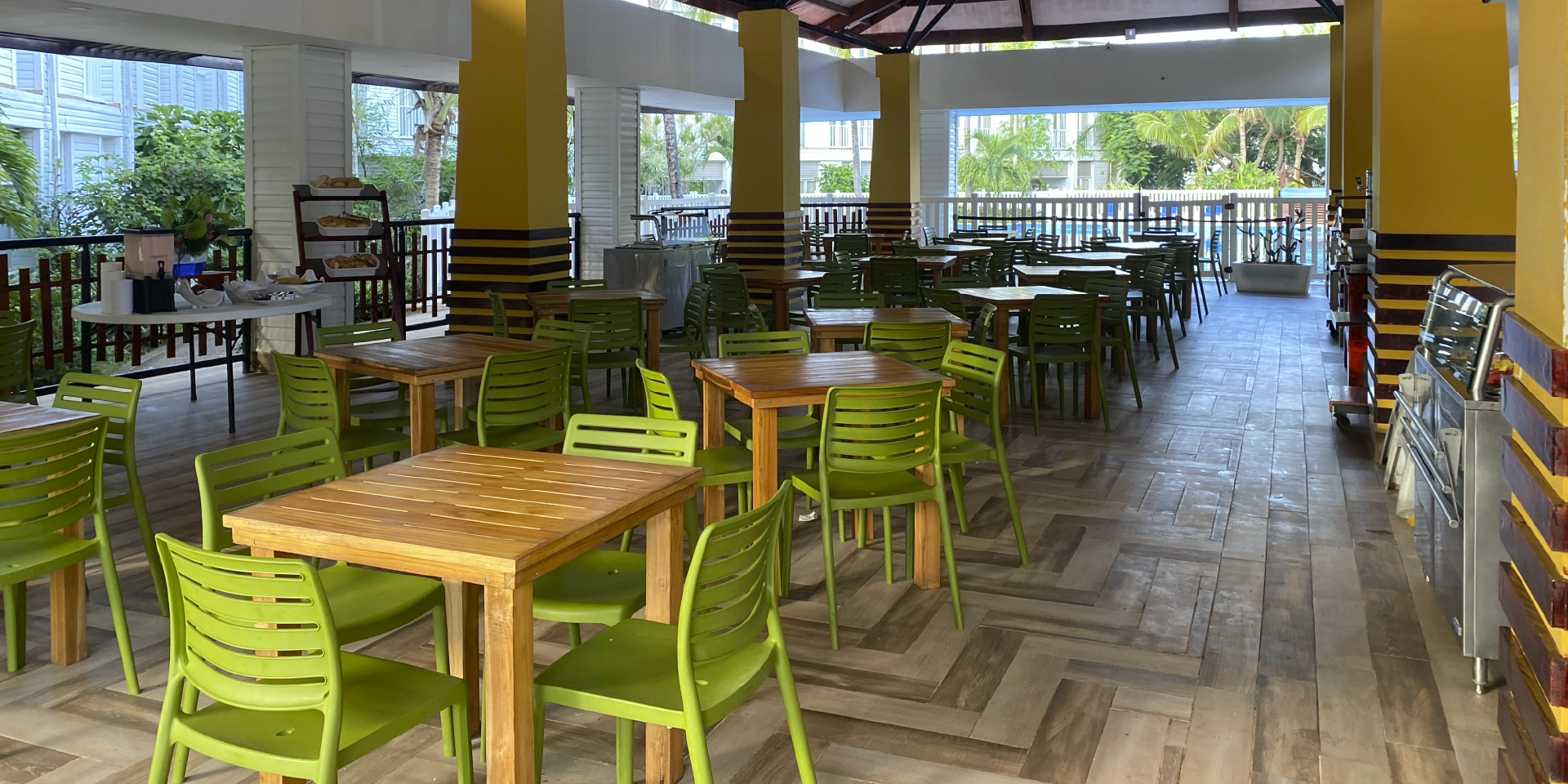 On Vacation Colombia - Destino Nacional San Andr&eacute;s Hotel Cove - Restaurante sillas y mesas