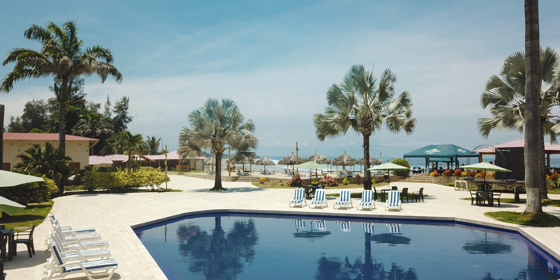 on-vacation-ecuador-destination-montanita-hotel-howard-johnson-pool