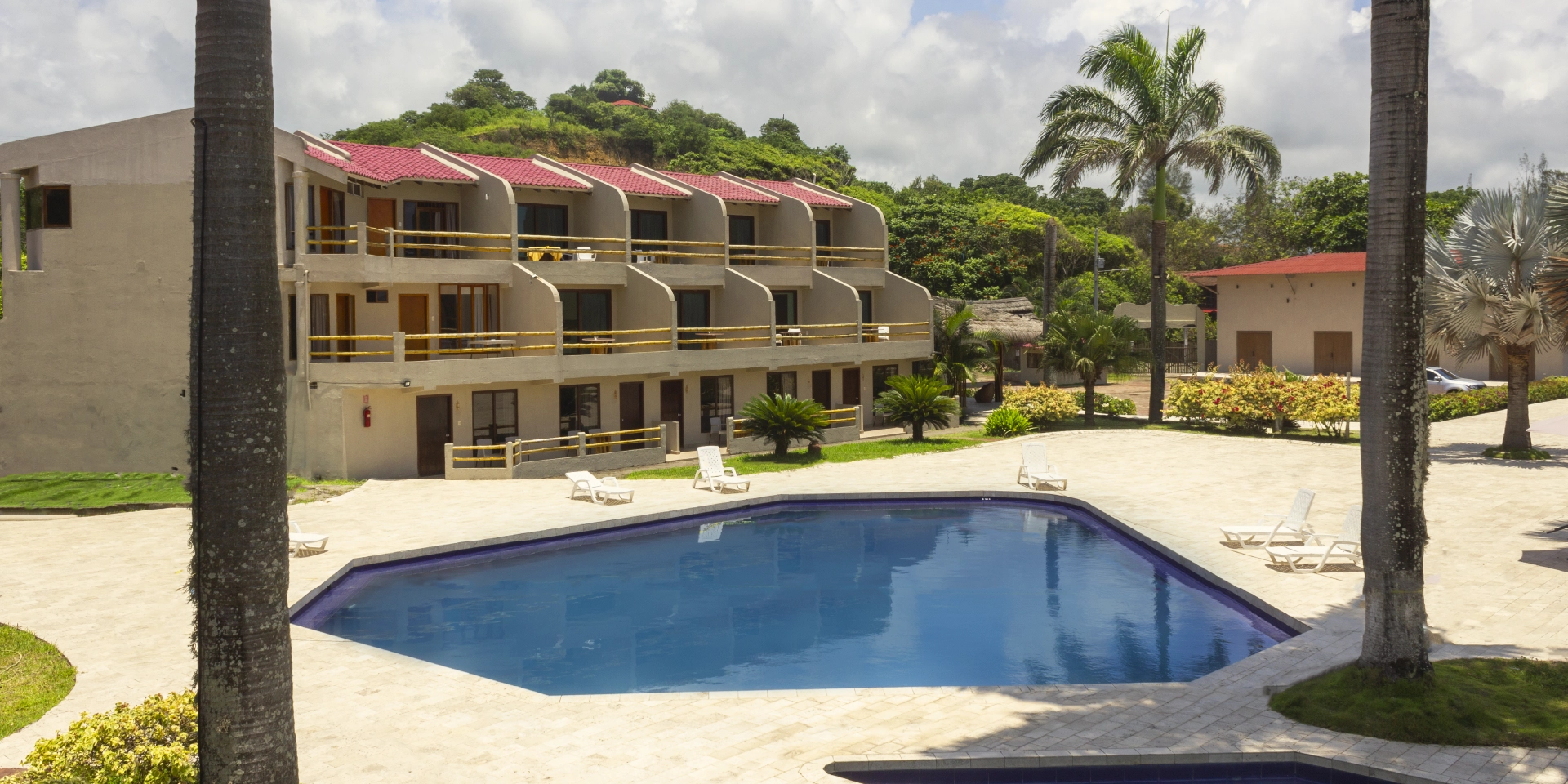 on-vacation-ecuador-destination-montanita-hotel-howard-johnson-hotel-with-pool-view
