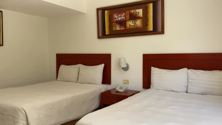 Cuentan con: Televisi&oacute;n satelital, Internet WiFi, , Ba&ntilde;o privado, Aire acondicionado, Cajilla de Seguridad.