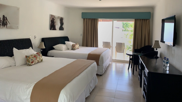 Cuentan con: Aire Acondicionado, TV, Tel&eacute;fono, Cafetera, Caja de Seguridad, Terraza, Compartimiento para equipaje.