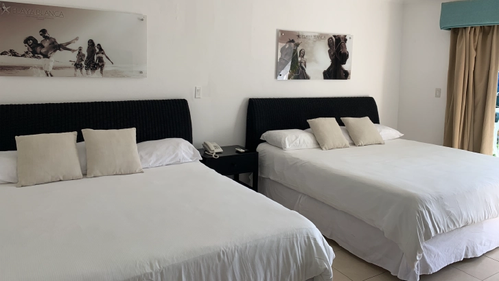 Cuentan con: Aire Acondicionado, TV, Tel&eacute;fono, Cafetera, Caja de Seguridad, Terraza, Compartimiento para equipaje.