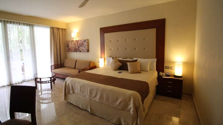 They have: Satellite TV, WiFi Internet, private bathroom, air conditioning, safe deposit box.