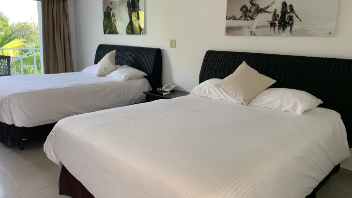 Cuentan con: Aire Acondicionado, TV, Tel&eacute;fono, Cafetera, Caja de Seguridad, Terraza, Compartimiento para equipaje.