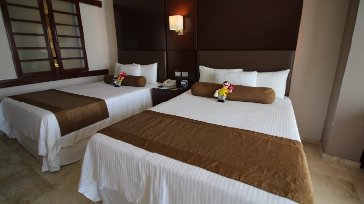 They have: Satellite TV, WiFi Internet, private bathroom, air conditioning, safe deposit box.