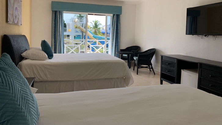 Cuentan con: Aire Acondicionado, TV, Tel&eacute;fono, Cafetera, Caja de Seguridad, Terraza, Compartimiento para equipaje.