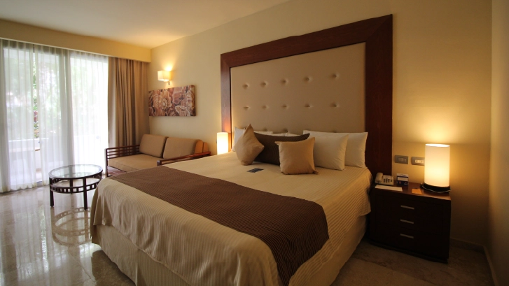 They have: Satellite TV, WiFi Internet, private bathroom, air conditioning, safe deposit box.