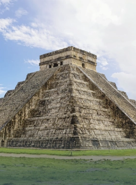 Es uno de los sitios arqueol&oacute;gicos m&aacute;s emblem&aacute;ticos de M&eacute;xico y una de las Nuevas Siete Maravillas del Mundo
Chich&eacute;n Itz&aacute;