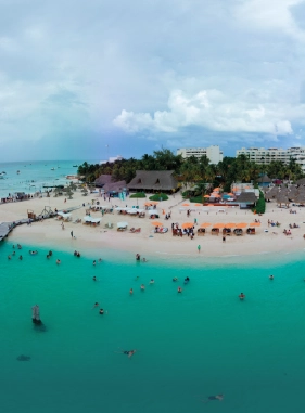 Un encantador destino en el Caribe mexicano, conocido por sus playas de arena blanca y aguas turquesas. A solo 13 kil&oacute;metros de Canc&uacute;n, es el lugar perfecto para una escapada.
ISLA MUJERES