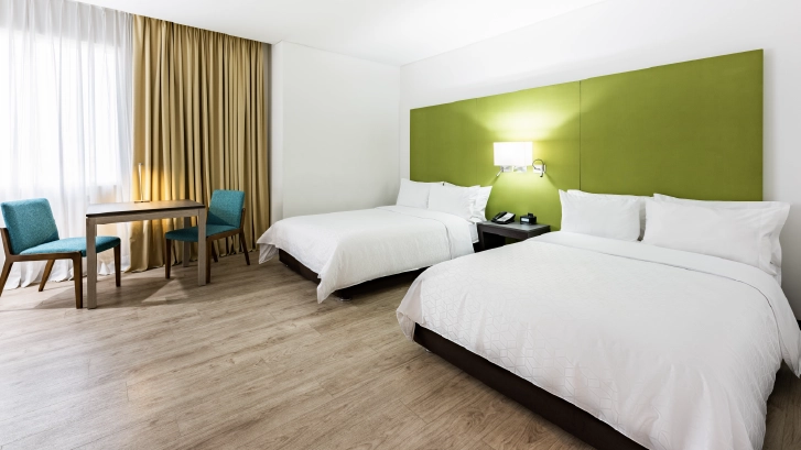 Cuentan con: TV satelital, Cajilla de seguridad, WiFi, Ba&ntilde;o privado, Cama, Aire acondicionado, Escritorio, Minibar
Habitaci&oacute;n Triple