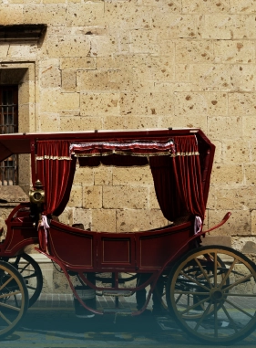 Recorre las calles de Cartagena, d&eacute;jate seducir por la brisa del mar caribe y vive una experiencia inolvidable.
PASEO EN COCHE