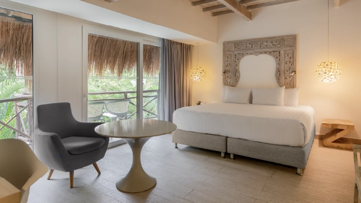 Cuentan con: aire acondicionado, ba&ntilde;o privado con ducha, escritorio, cajilla de seguridad, TV de pantalla plana.
Habitaci&oacute;n Doble