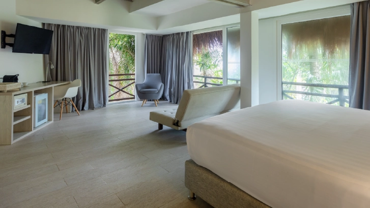 Cuentan con: aire acondicionado, ba&ntilde;o privado con ducha, escritorio, cajilla de seguridad, TV de pantalla plana.
Habitaci&oacute;n Triple