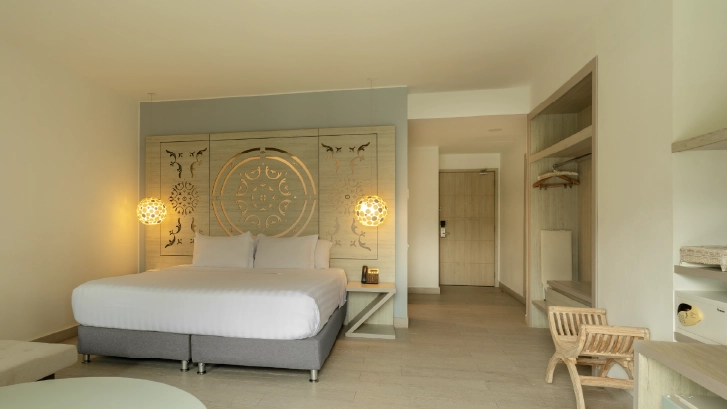 Cuentan con: aire acondicionado, ba&ntilde;o privado con ducha, escritorio, cajilla de seguridad, TV de pantalla plana.
Habitaci&oacute;n