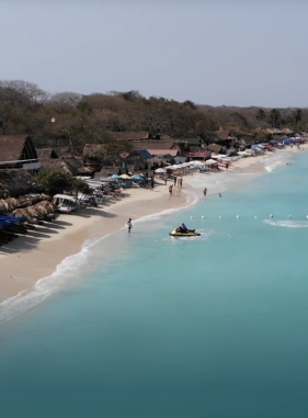 Considerada por muchos como la playa m&aacute;s hermosa de Cartagena, sus aguas C&aacute;lidas y de tonalidad turquesa son perfecta para tus vacaciones.
PLAYA BLANCA (BAR&Uacute;)