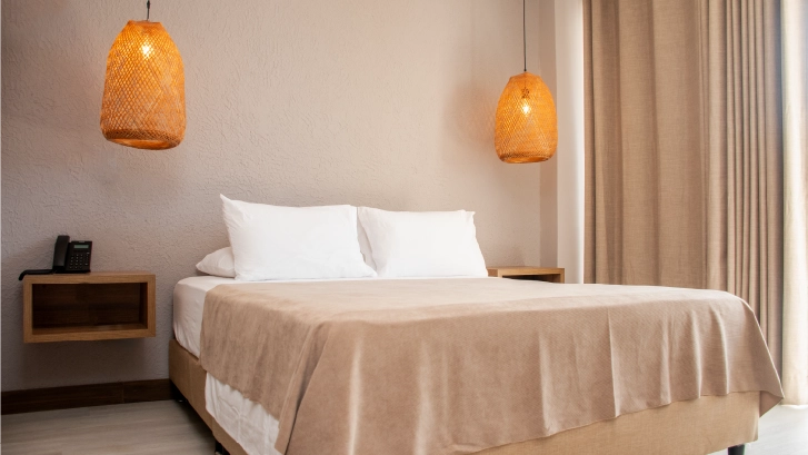 Cuentan con: aire acondicionado, ba&ntilde;o privado, TV por cable y habitaciones tipos matrimoniales o familiares.
JUNIOR SUITE