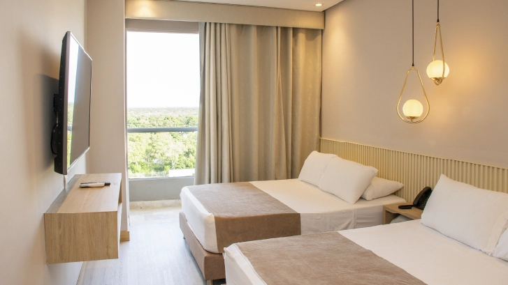 Cuentan con: aire acondicionado, ba&ntilde;o privado, TV por cable y habitaciones tipos matrimoniales o familiares.
SUPERIOR TRIPLE