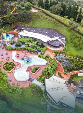 Espacio con cuatro charcos termales y tres divertidos toboganes que brinda a los visitantes una experiencia extrema con adrenalina pura
Acquaparque