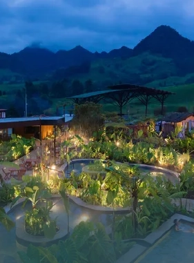 Son aguas termales c&aacute;lidas que reconfortan el cuerpo y lo relajan, son un espacio perfecto
para descansar y brindarle bienestar al cuerpo
Charcos de agua termal