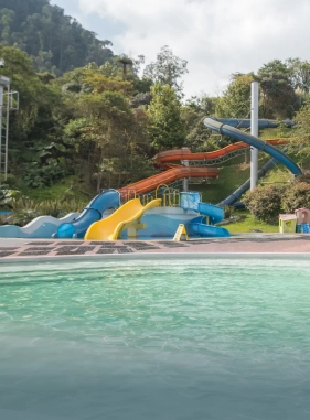 Un lugar  para toda la familia con piscinas, toboganes y &aacute;reas recreativas en un entorno natural.
Acquaparque