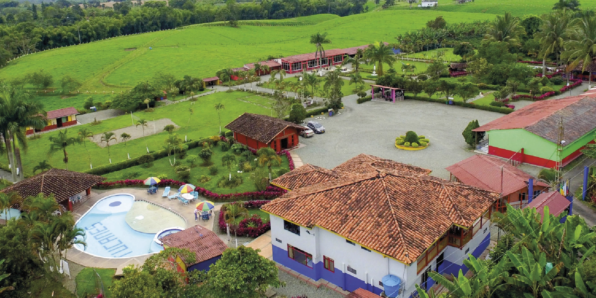 on-vacation-colombia-destination-eje-cafetero-hotel-tucanes-hotel-aerea