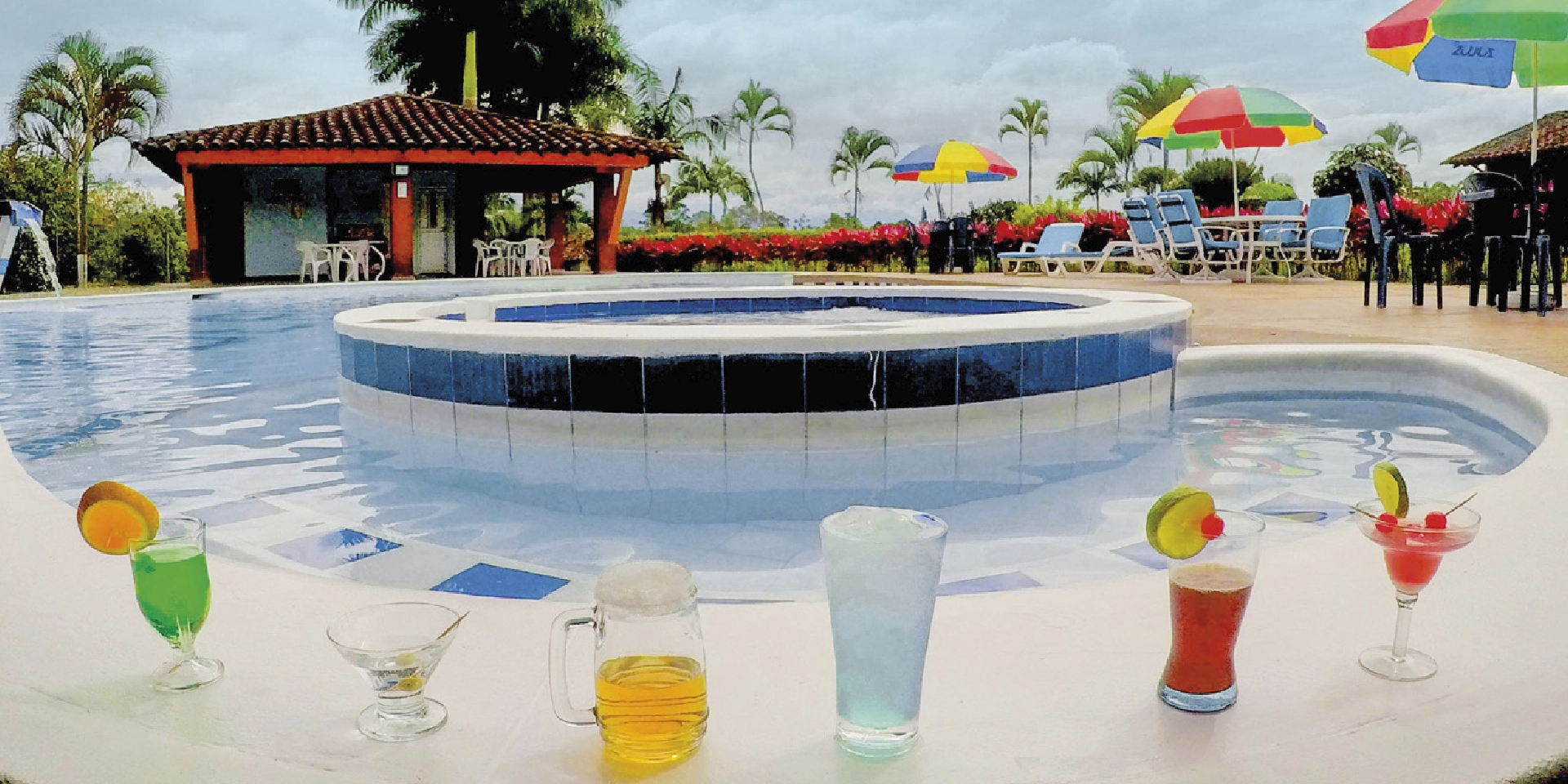 on-vacation-colombia-destination-eje-cafetero-hotel-tucanes-jacuzzi