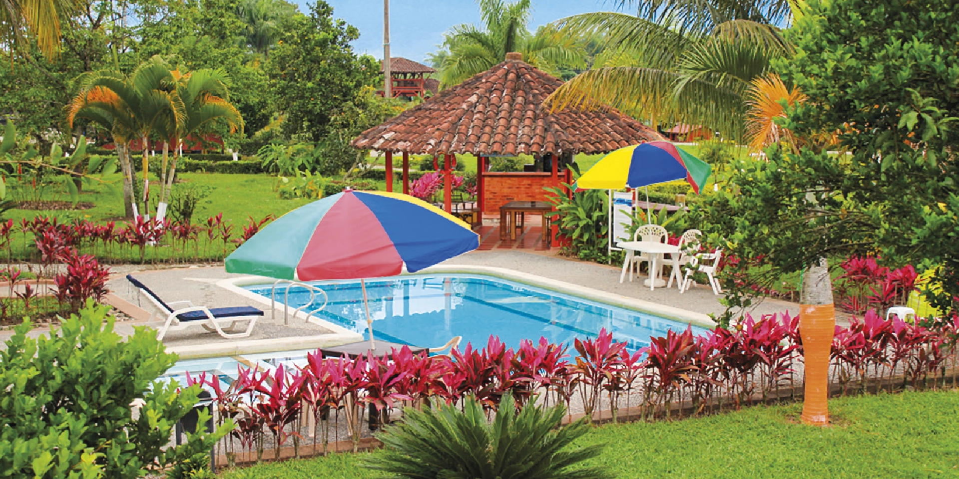on-vacation-colombia-destination-eje-cafetero-hotel-tucanes-pool