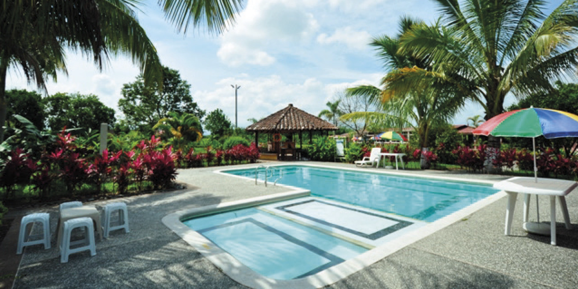 on-vacation-colombia-destination-eje-cafetero-hotel-tucanes-pools