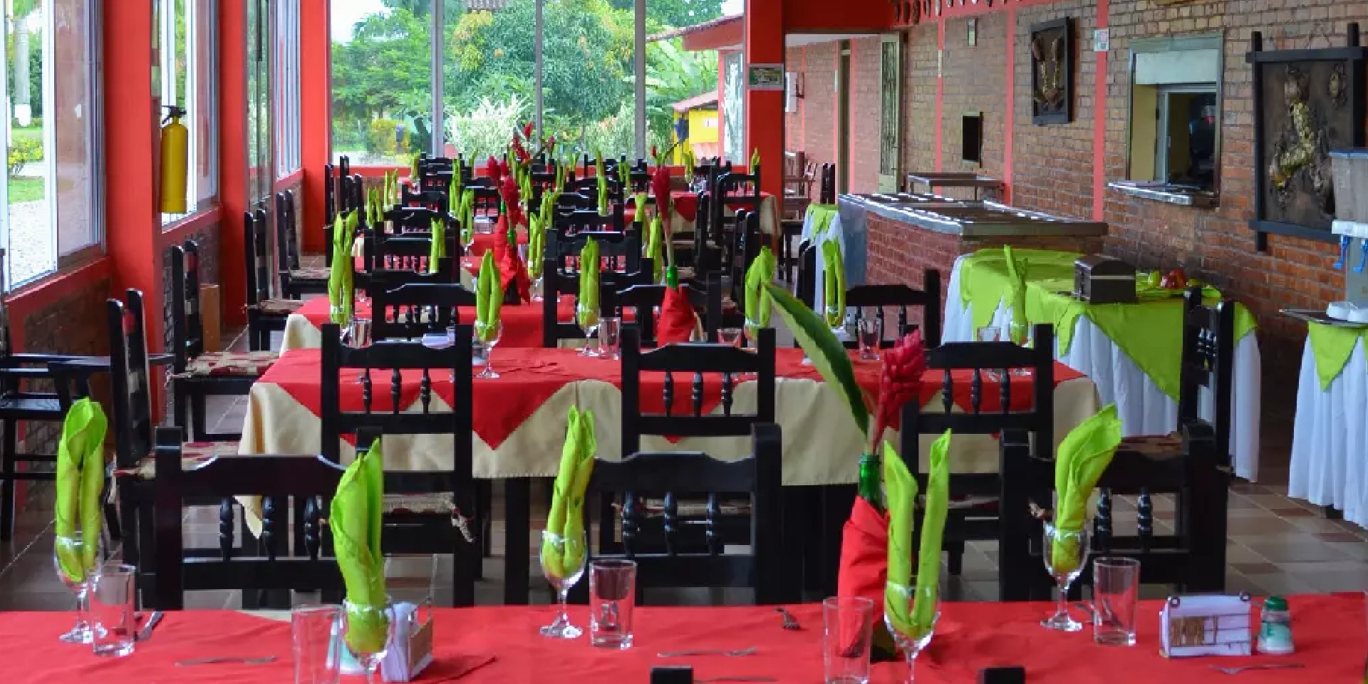 on-vacation-colombia-destination-eje-cafetero-hotel-tucanes-restaurant