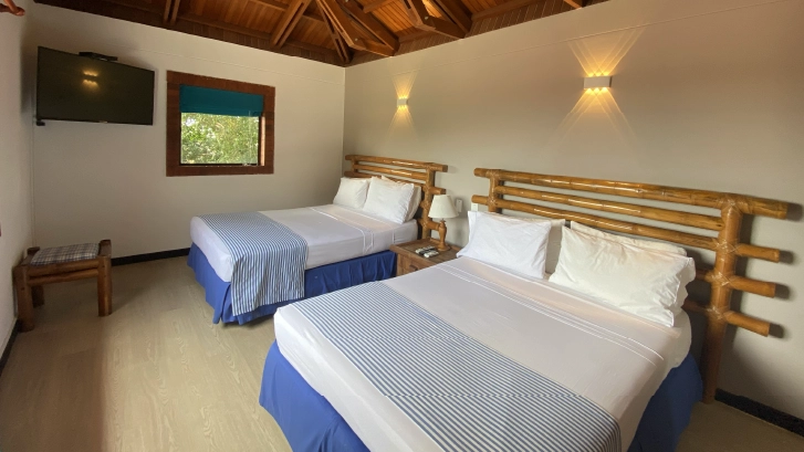 Dos camas dobles con
capacidad para
cuatro personas. ​
Habitaci&oacute;n superior twin