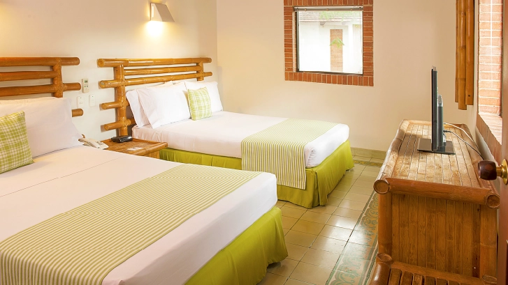 Dos camas dobles y una
cama sensilla con capacidad
para cinco personas.
Habitaci&oacute;n superior sextuple