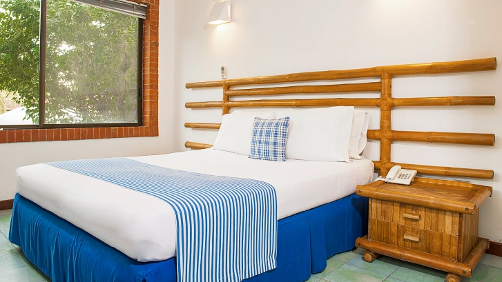 Cama doble con capacidad para dos personas.
Habitaci&oacute;n est&aacute;ndar doble​