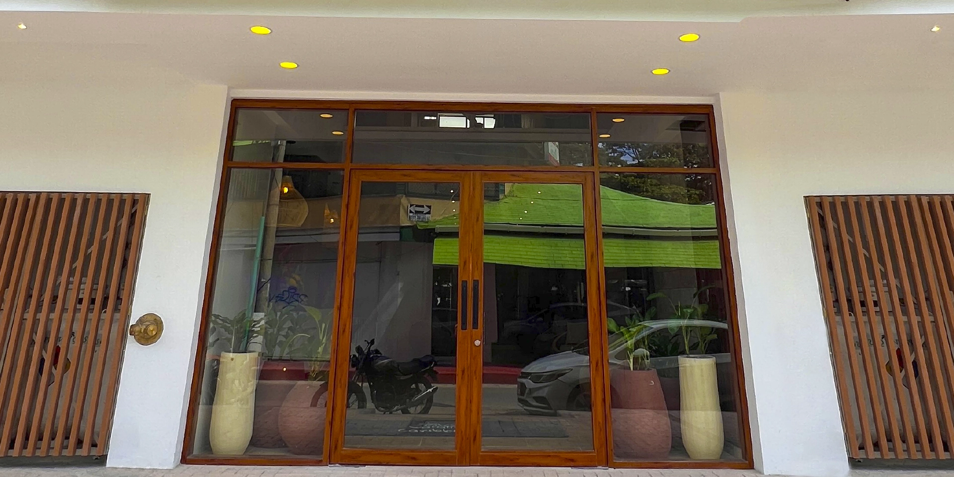 On Vacation Colombia national destination San Andres - Hotel Caribbean - Main Entrance