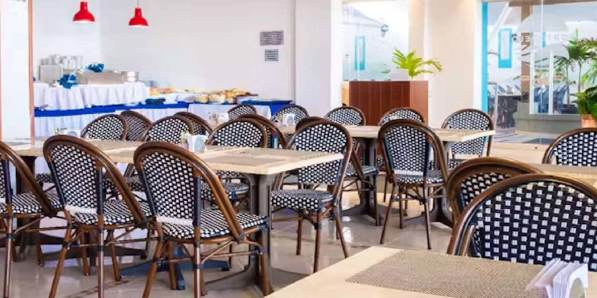 On Vacation Colombia destino nacional San Andr&eacute;s - Hotel Portobelo Beach - sillas y mesas