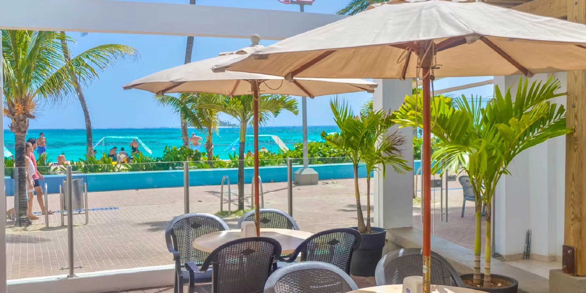 On Vacation Colombia destino nacional San Andr&eacute;s - Hotel Portobelo Beach - sombrillas