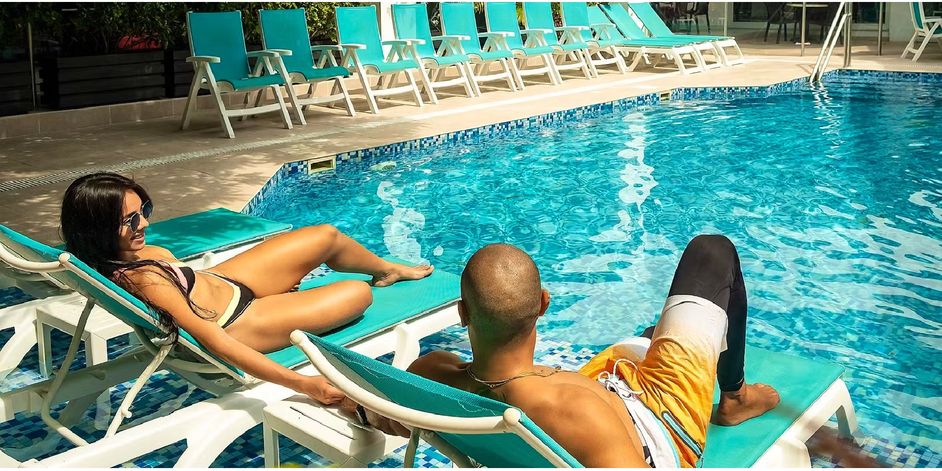 On Vacation Colombia destino nacional San Andr&eacute;s - Hotel Portobelo Plaza de las am&eacute;ricas - pareja turistas