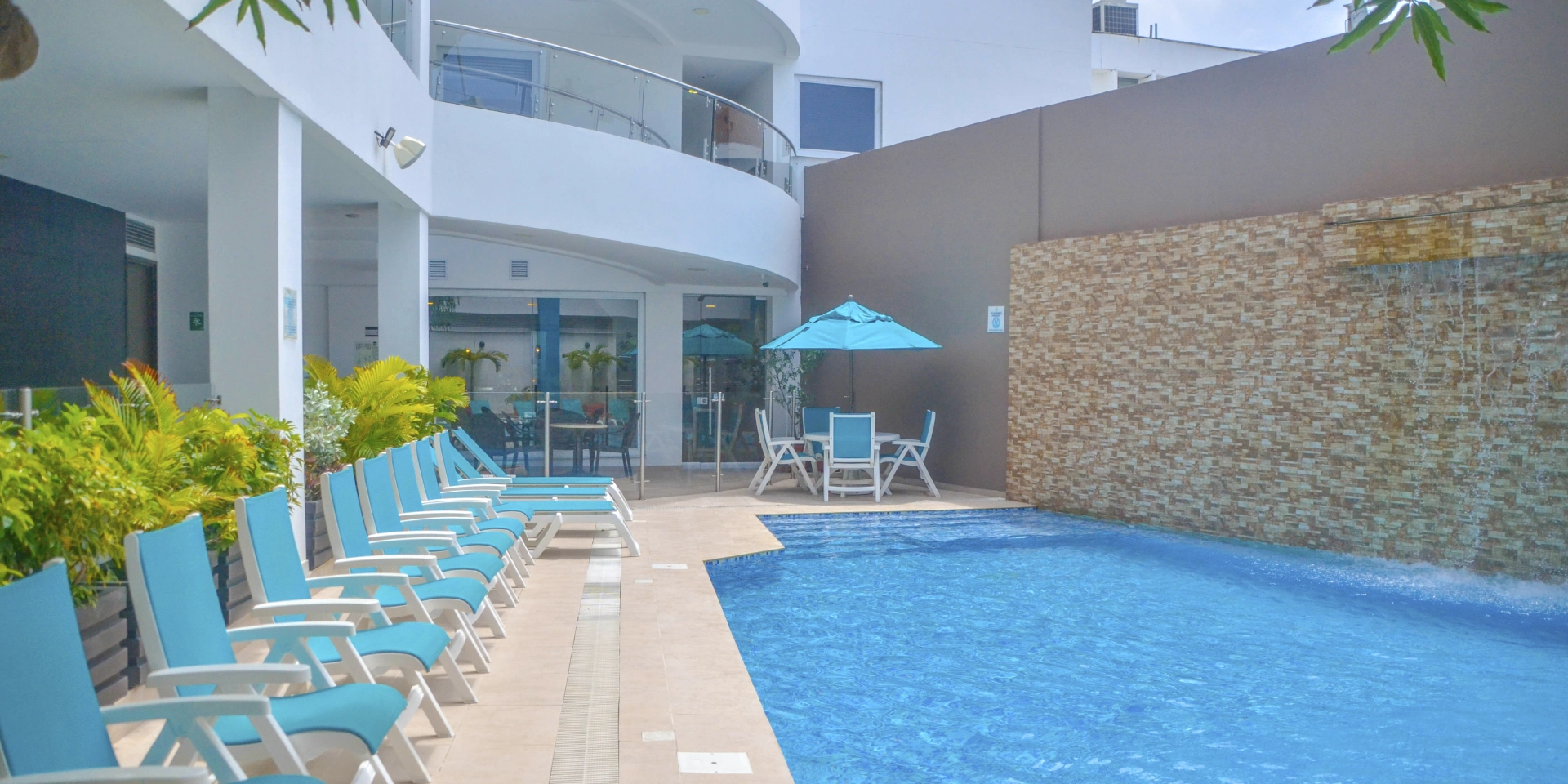 On Vacation Colombia destino nacional San Andr&eacute;s - Hotel Portobelo Plaza de las am&eacute;ricas - piscina y tumbonas