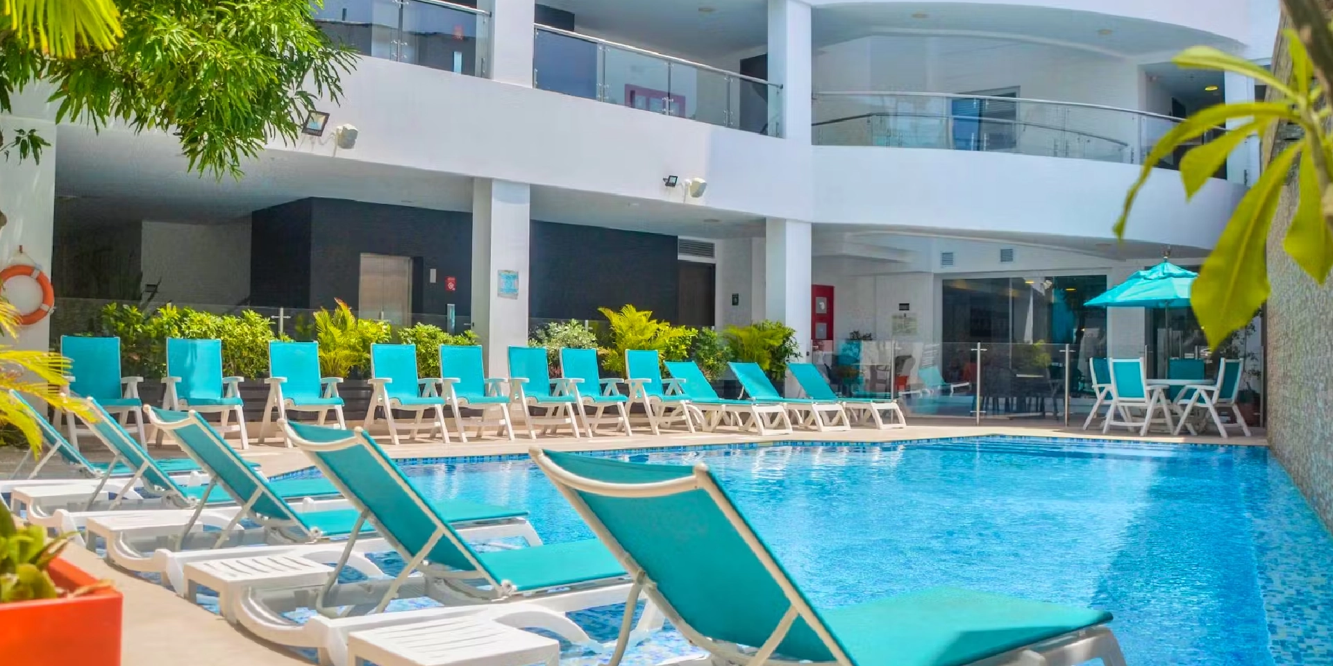 On Vacation Colombia destino nacional San Andr&eacute;s - Hotel Portobelo Plaza de las am&eacute;ricas - tumbonas y piscina