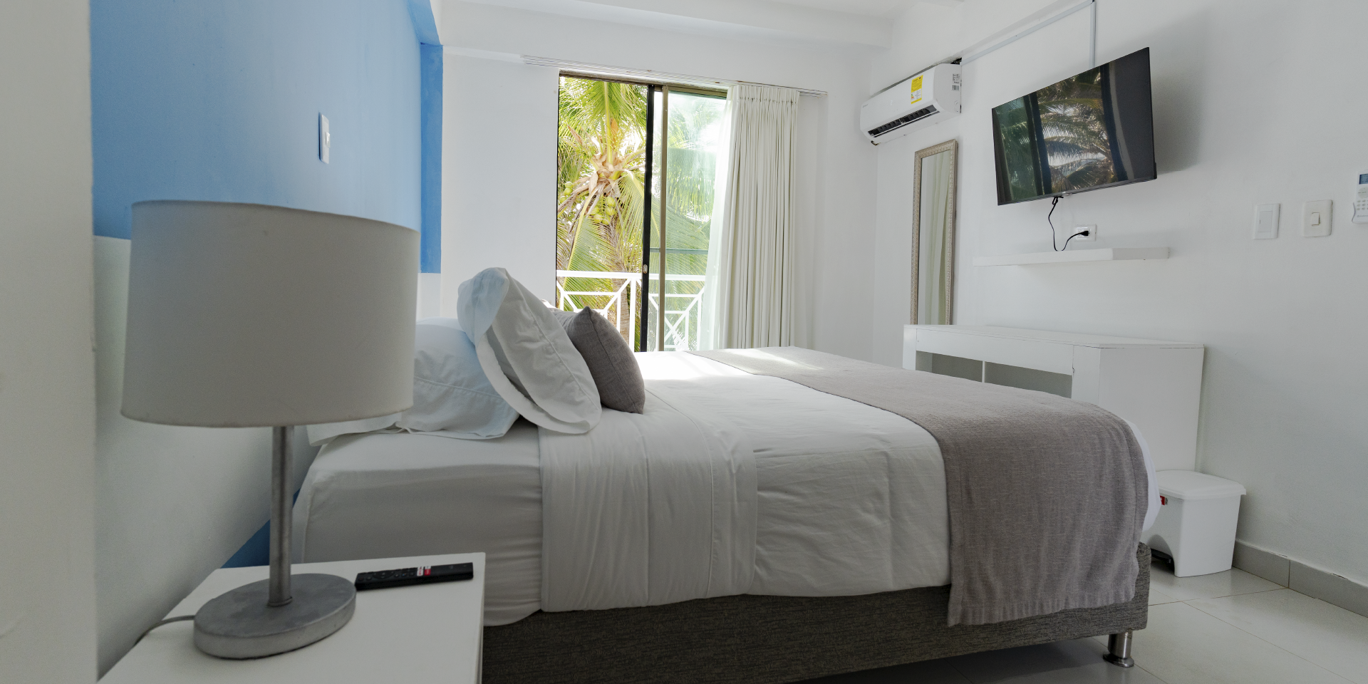 On Vacation Colombia destino nacional San Andr&eacute;s - Hotel san Luis - habitaci&oacute;n cama y televisor