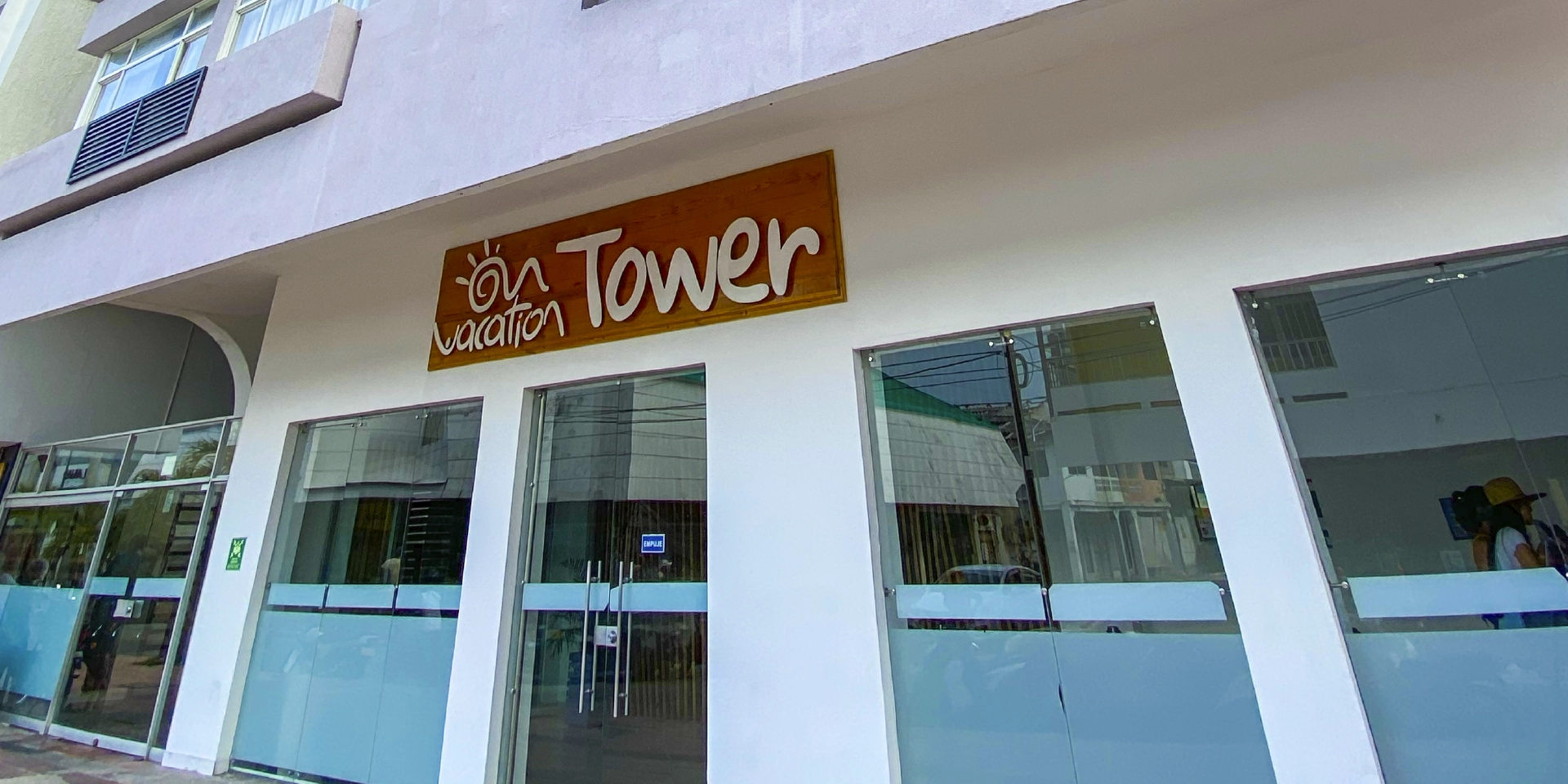 On Vacation Colombia - Destino Nacional San Andr&eacute;s Hotel Tower - entrada al hotel