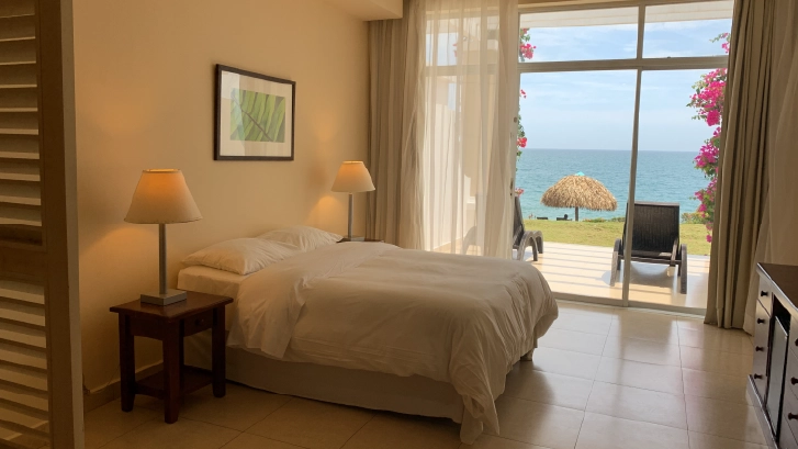 Cuentan con: Televisi&oacute;n satelital, Internet WiFi, , Ba&ntilde;o privado, Aire acondicionado, Cajilla de Seguridad.