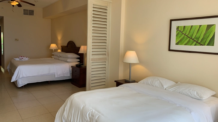 Cuentan con: Televisi&oacute;n satelital, Internet WiFi, , Ba&ntilde;o privado, Aire acondicionado, Cajilla de Seguridad.