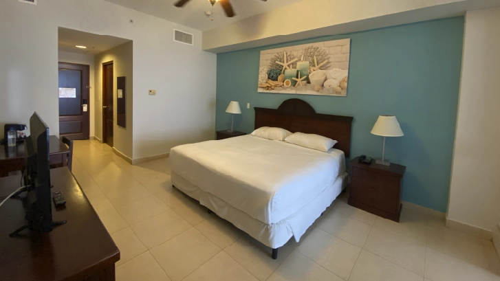 Cuentan con: Televisi&oacute;n satelital, Internet WiFi, , Ba&ntilde;o privado, Aire acondicionado, Cajilla de Seguridad.