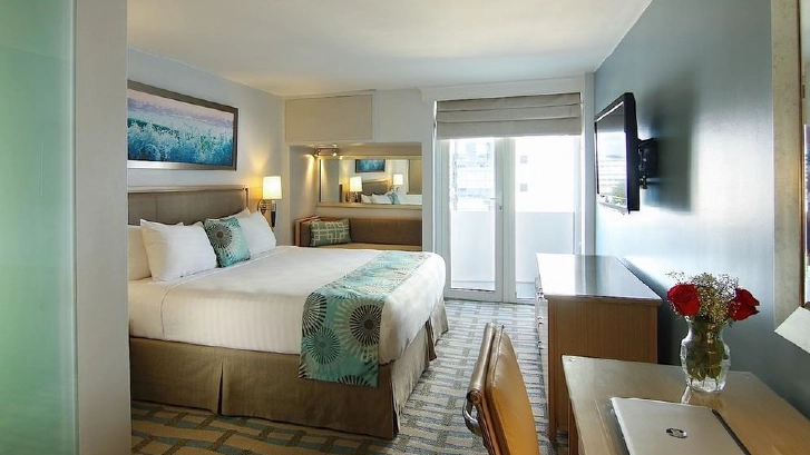 Cuentan con: Aire Acondicionado, TV, Tel&eacute;fono, Cafetera, Caja de Seguridad, Terraza, Compartimiento para equipaje.