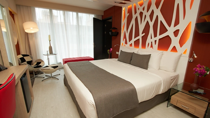 Cuentan con: TV, Cafetera, Kettle, Minibar, Secador de pelo, Wifi, Albornoz, Plancha, aire acondicionado y agua caliente.