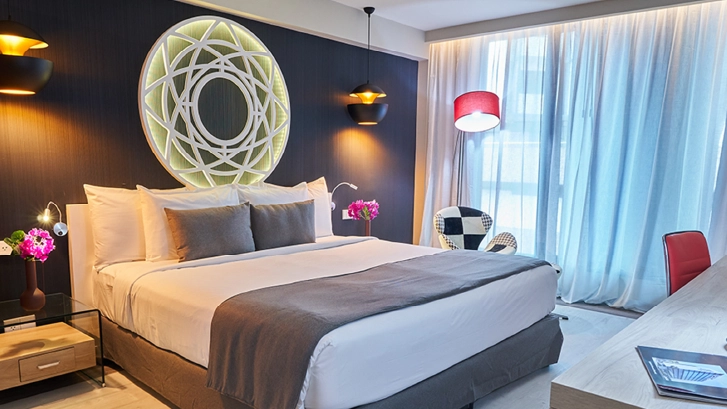 Cuentan con: TV, Cafetera, Kettle, Minibar, Secador de pelo, Wifi, Albornoz, Plancha, aire acondicionado y agua caliente.