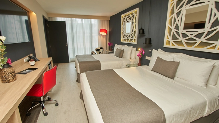 Cuentan con: TV, Cafetera, Kettle, Minibar, Secador de pelo, Wifi, Albornoz, Plancha, aire acondicionado y agua caliente.