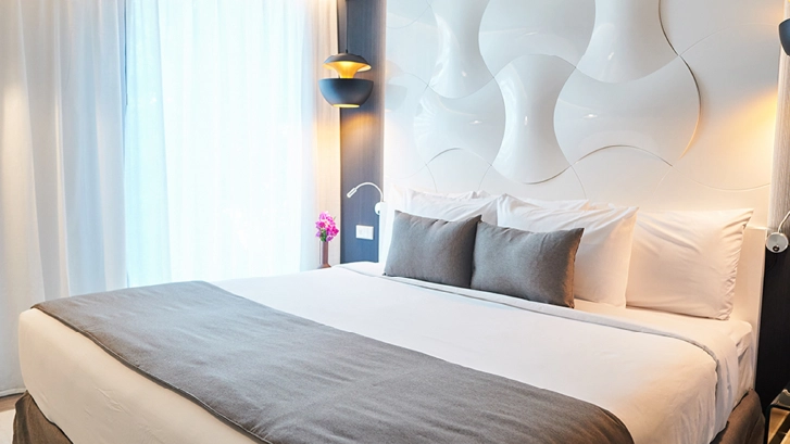 Cuentan con: TV, Cafetera, Kettle, Minibar, Secador de pelo, Wifi, Albornoz, Plancha, aire acondicionado y agua caliente.