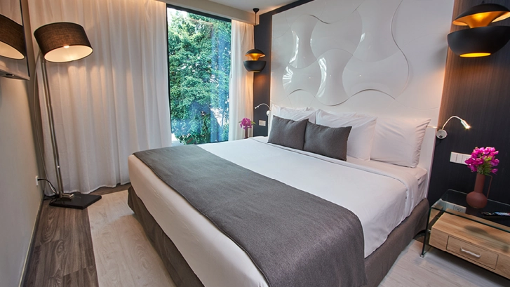 Cuentan con: TV, Cafetera, Kettle, Minibar, Secador de pelo, Wifi, Albornoz, Plancha, aire acondicionado y agua caliente.